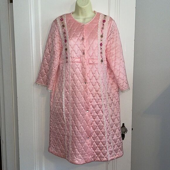 Vtg 60s/70s pink quilted robe with embroidered floral & lace details - Picture 1 of 11